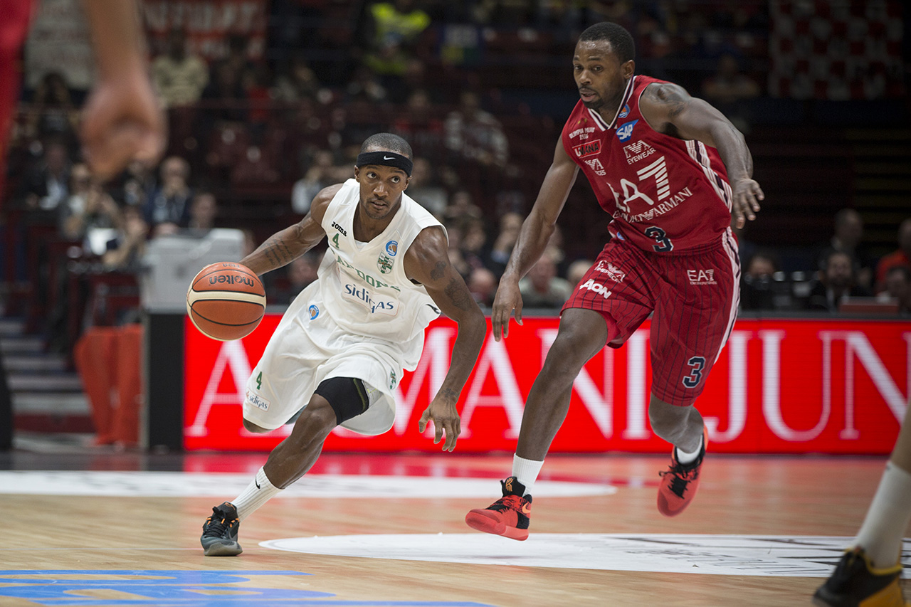 Fotografia sportiva. Un momento della partita di basket EA7 Olimpia Milano-Avellino, stagione 2015-2016. Foto di Luca Finessi.