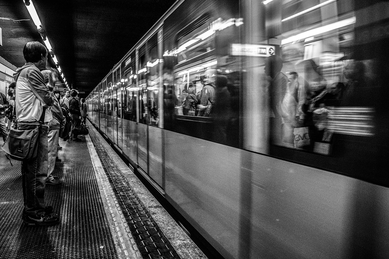 Fotografia in bianco e nero della metropolitana di Milano. Foto di Luca Finessi.