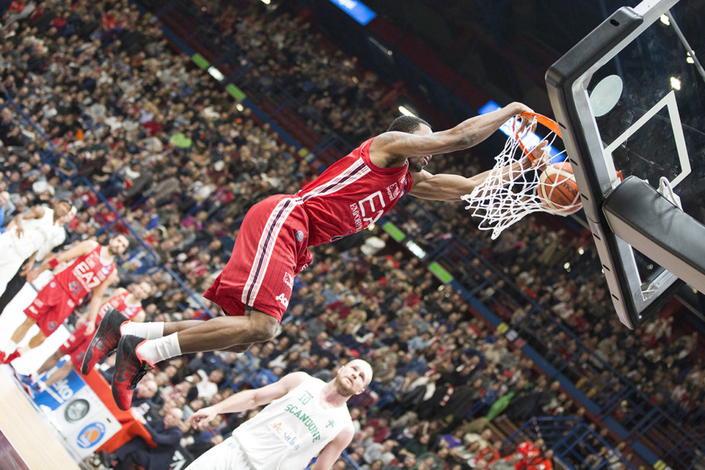 Fotografia sportiva. Giocatore di basket mentre fa canestro. Foto di Luca Finessi.