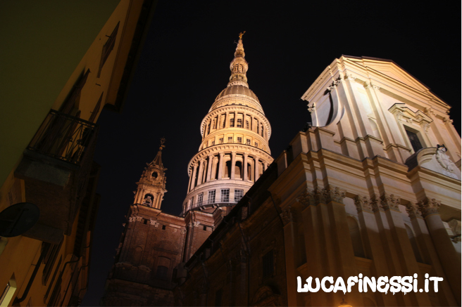 Foto notturna della cupola di San Gaudenzio, simbolo di Novara. Foto di Luca Finessi.