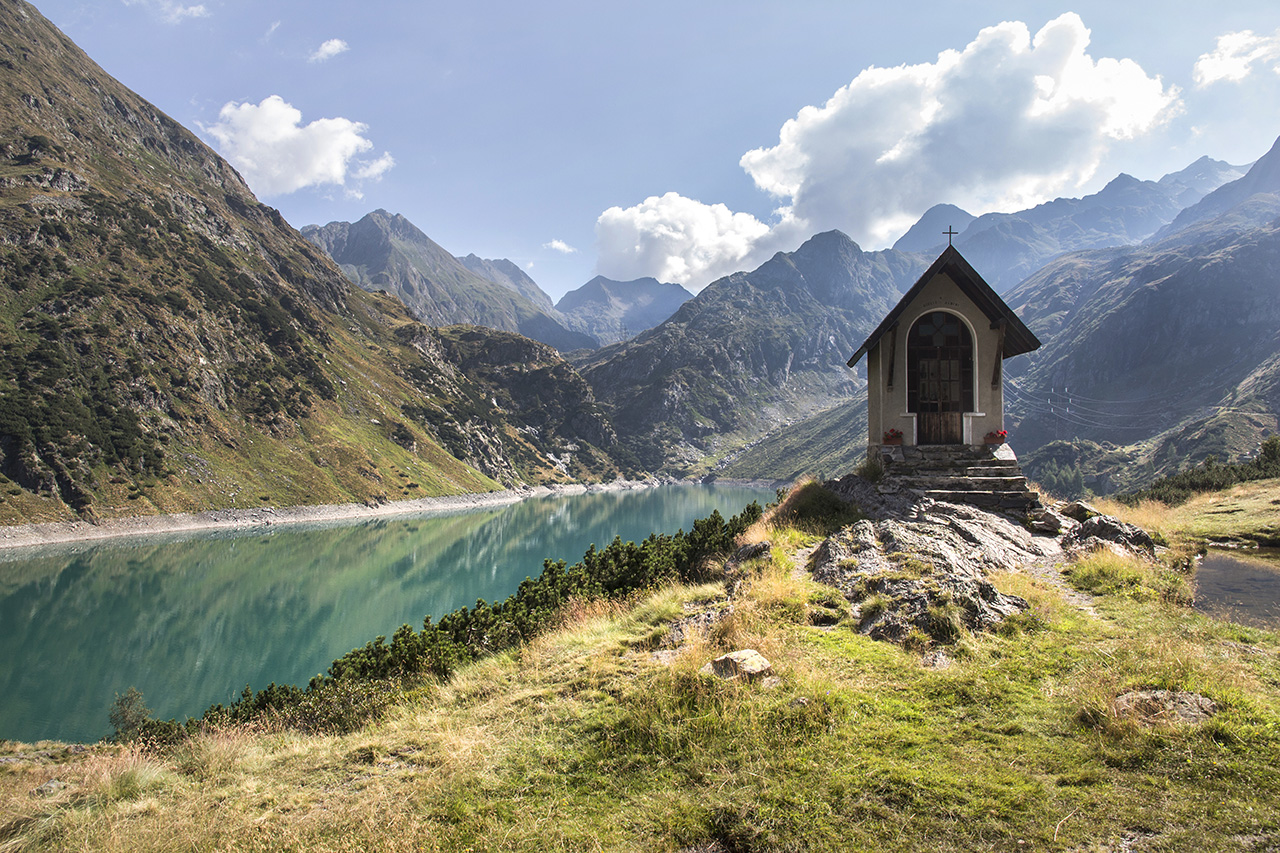 Cappella nei pressi del rifugio Curò, in Val Seriana. Foto di Luca Finessi.